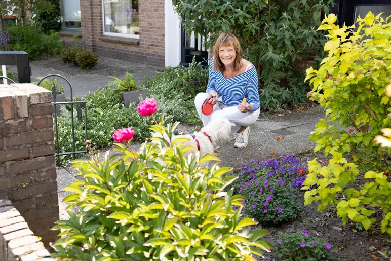 Anja in de tuin